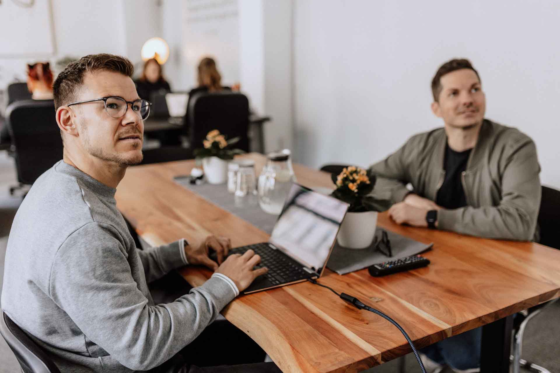 Omazing Mitarbeiter berät für Google-Ads