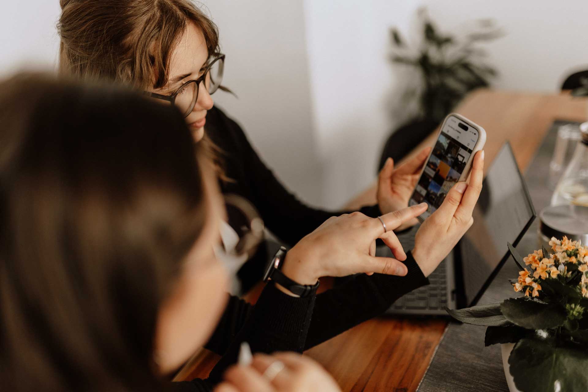 Omazing Mitarbeiterinnen beim Erstellen von Social Media-Content