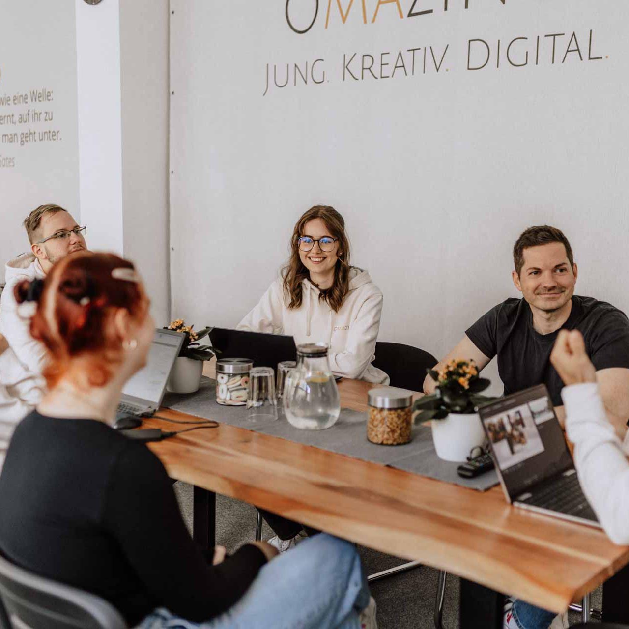 Omazing Team beim Meeting